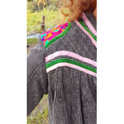 TIGA, Chaqueta geométrica con bordados