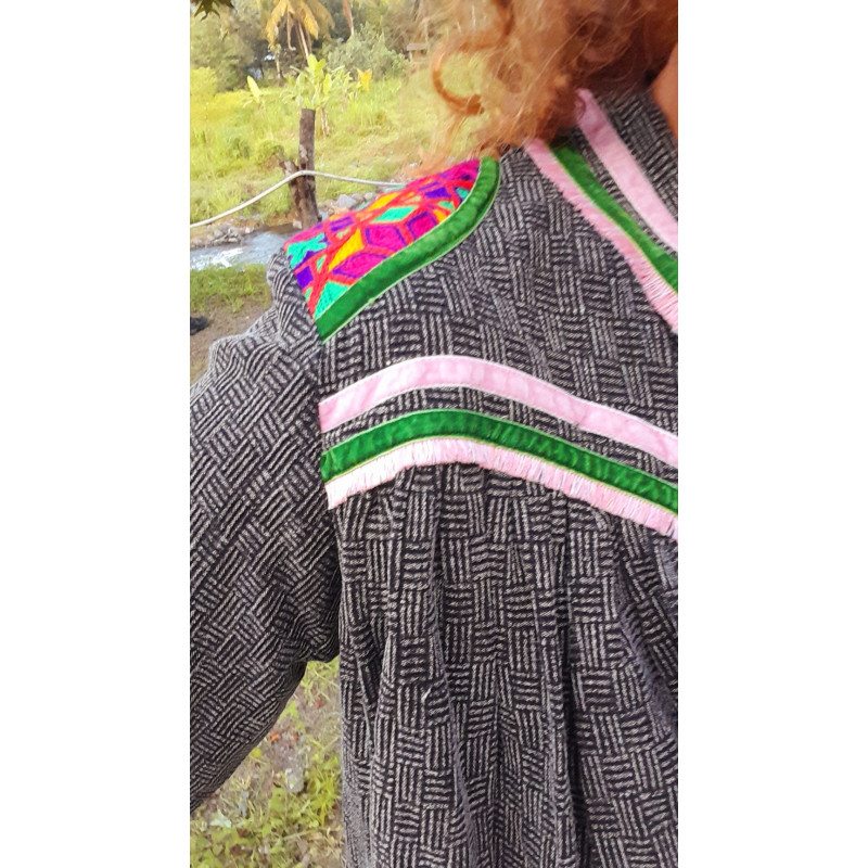 TIGA, Chaqueta geométrica con bordados
