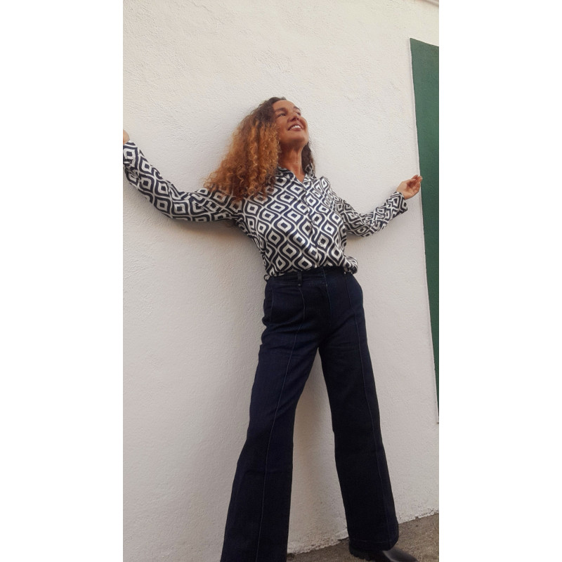 OLA, camisa estampada azul y blanca